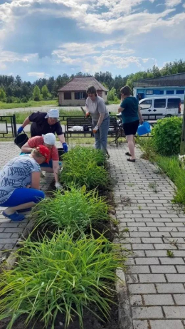 Сотрудники центра д. Ильино присоединились к акции «Клумба России» в честь Дня России