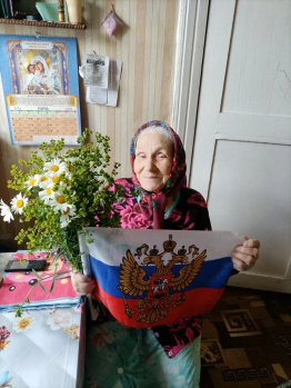 Получатели социальных услуг на дому встречают День России