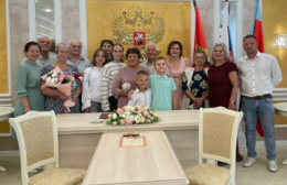 Сегодня, в отделе ЗАГСа Петушинского муниципального округа, в торжественной обстановке, заместитель директора Петушинского комплексного центра, совместно с представителем отдела ЗАГСа от всей души поздравили с 50-летием совместной жизни