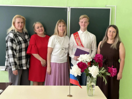 Воспитанник стационарного отделения стал выпускником 9-ого класса и получил первый в своей жизни серьёзный документ — аттестат об основном общем образовании, который откроет ему дорогу в самостоятельную взрослую жизнь.