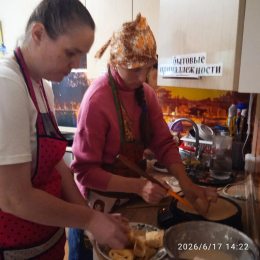 В рамках выполнения программы "Школа жизни", молодые люди из Учебной квартиры учились готовить блины