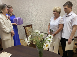 Гусь‑Хрустальный КЦСОН поздравил молодожёнов в День семьи, любви и верности
