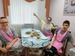  На занятии по программе «Домоводство» ребята социально-реабилитационного отделения учились готовить оладьи из кабачков.