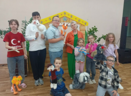 Специалист Петушинского комплексного центра пригласила детей из клуба «Познайка» г.Петушки и г.Костерёво познакомиться с удивительным миром кукольного театра. 