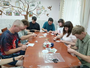Подопечные социально-реабилитационного отделения приняли активное участие в занятии по направлению «Умелые ручки», на котором они делали декупаж кофейных баночек.