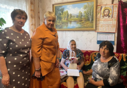 Директор Петушинского комплексного центра совместно с представителем администрации Петушинского муниципального округа поздравили с днем рождения ветерана Великой Отечественной войны Анну Тимофеевну из г. Петушки.