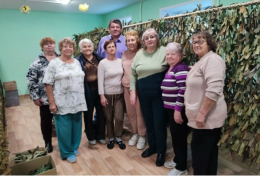 Участники клубов общения из Пекшинского сельского поселения приехали в Единый центр поддержки участников специальной военной операции и членов их семей в г. Петушки для знакомства и оказания помощи в плетении сетей для бойцов, защищающих нашу Родину.