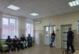 Поздравил ребят с предстоящим праздником 1 сентября и подарил канцелярию. 