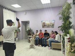 Анималотерапия в учебной квартире: встреча с четвероногими друзьями.