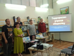 С 3 сентября 2005 года страна отмечает день солидарности в борьбе с терроризмом, в связи с событиями в Беслане (Северная Осетия). Надежда Николаевна Федотова на занятии "Терроризм - угроза обществу" .