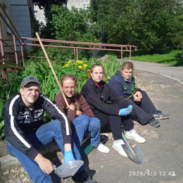 Молодые люди из Учебной квартиры 3 сентября в течение четырех часов облагораживали обе клумбы, заросшие за время отпуска.