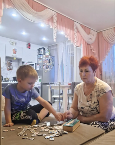 Проект "Бабушка на час" дарит семьям поддержку