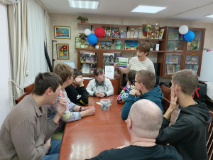 Под руководством заведующей библиотекой  № 7  Лилией Анатольевной  Юсиповой  для подопечных социально - реабилитационного отделения прошло творческое занятие в рамках проекта «Мир в картине»