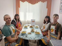    Ребята социально-реабилитационного отделения на занятии по программе «Домоводство» учились готовить солянку. 