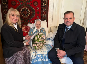 Министр соцзащиты поздравила долгожительницу с юбилеем