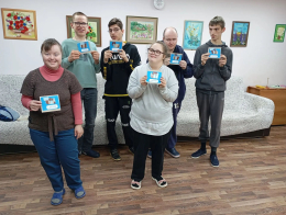 Для подопечных социально-реабилитационного отделения был проведен мастер-класс по изготовлению поздравительной открытки ко Дню отца.