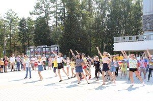 Более 300 человек приняли участие во флешмобе, посвящённом Дню Российского флага Более 300 человек приняли участие во флешмобе, посвящённом Дню Российского флага