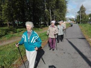 Занятие скандинавской ходьбой 