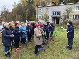 В поселке Санинского ДОКа в рамках проекта «Активное долголетие» прошел «День здоровья по скандинавской ходьбе» среди людей пенсионного возраста. 