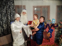   Дед Мороз приходит в гости к нам 