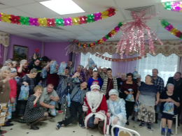 А у нас Новый год! Елка в гости зовет!