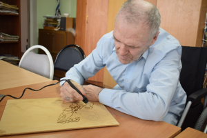 10.02.2020 Выжигание рисунка на фанере с отделением милосердия