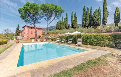 Two-Bedroom Apartment S. Gennaro -LU- with a Fireplace 02