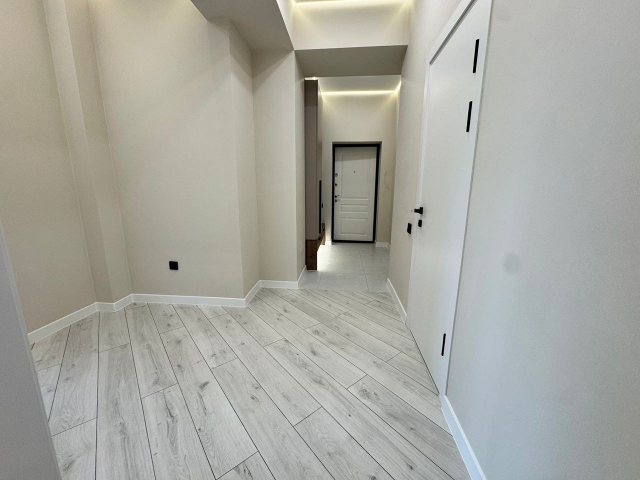 Элитка, 2 ком, 76 м2, этаж 9/12, ж/к Кап Строй Сити (Capstroy City), Сост: Евроремонт - фото 12