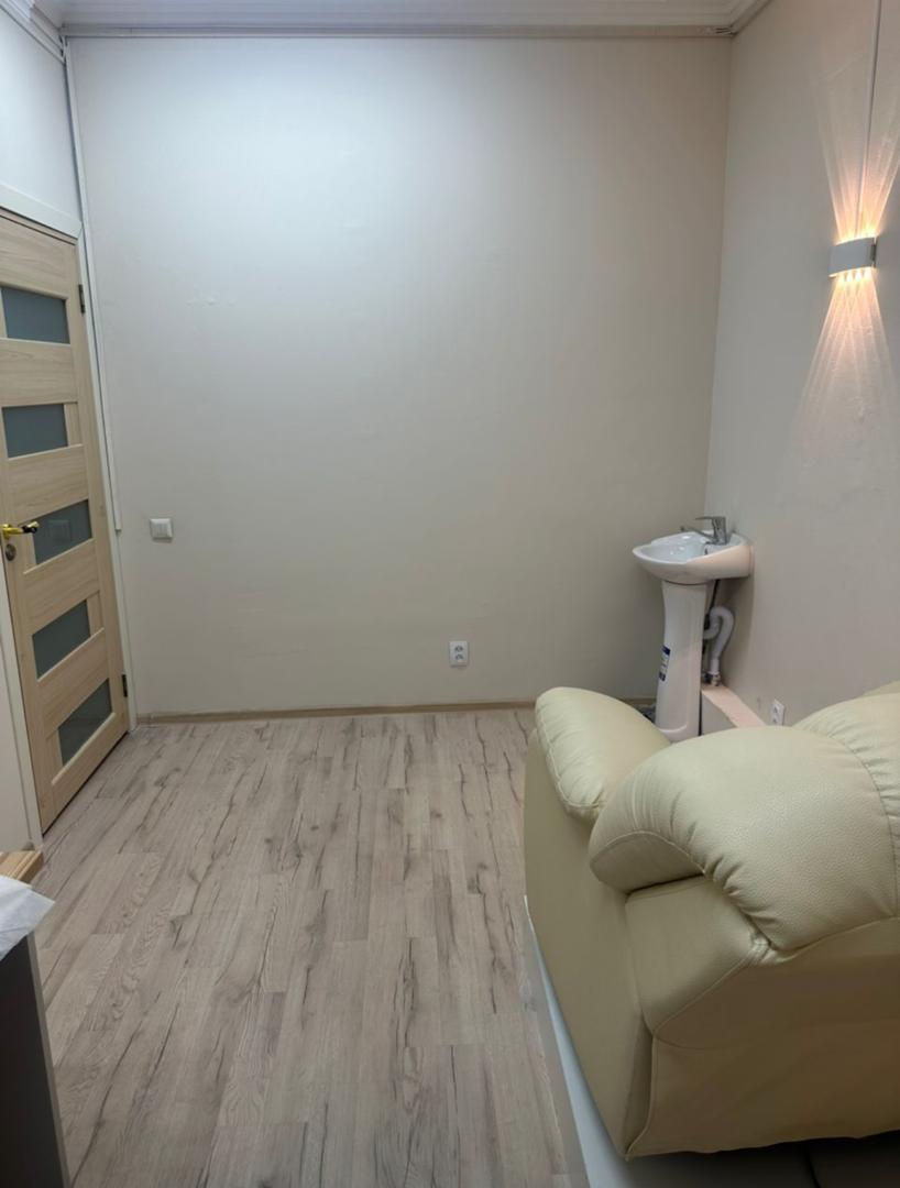 Офис, Коммерческая, 12 м2, этаж 1/8, Сост: Евроремонт - фото 2