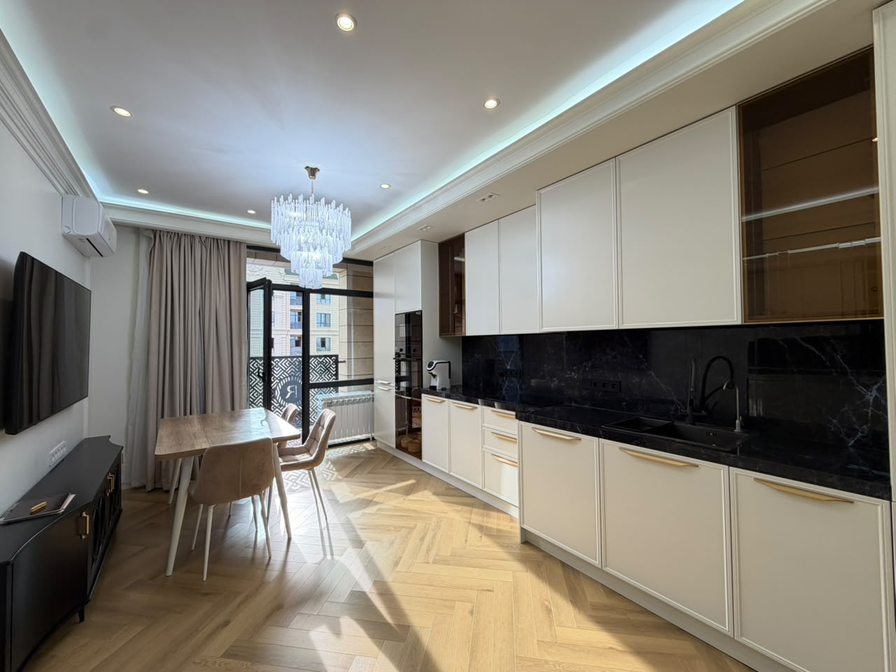 Элитка, 85 м2, этаж 11/14, ж/к Роял(Royal), Сост: Евроремонт - фото 1