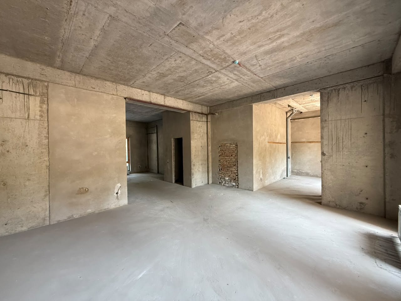 Офис, Коммерческая, 94 м2, этаж 1/6, Сост: Без ремонта - фото 2
