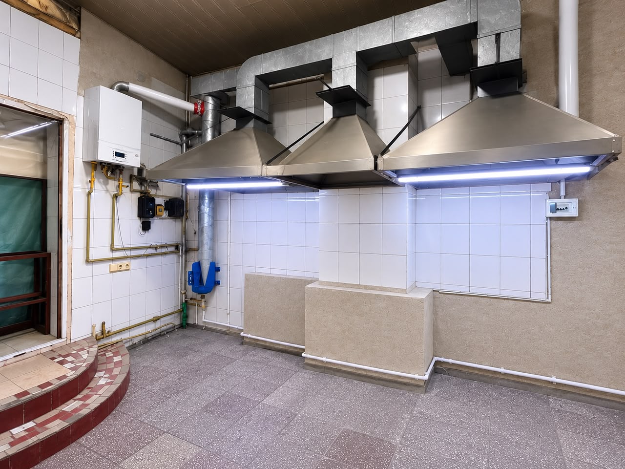 Коммерческая, 160 м2, этаж 1/3, Сост: Среднее - фото 1