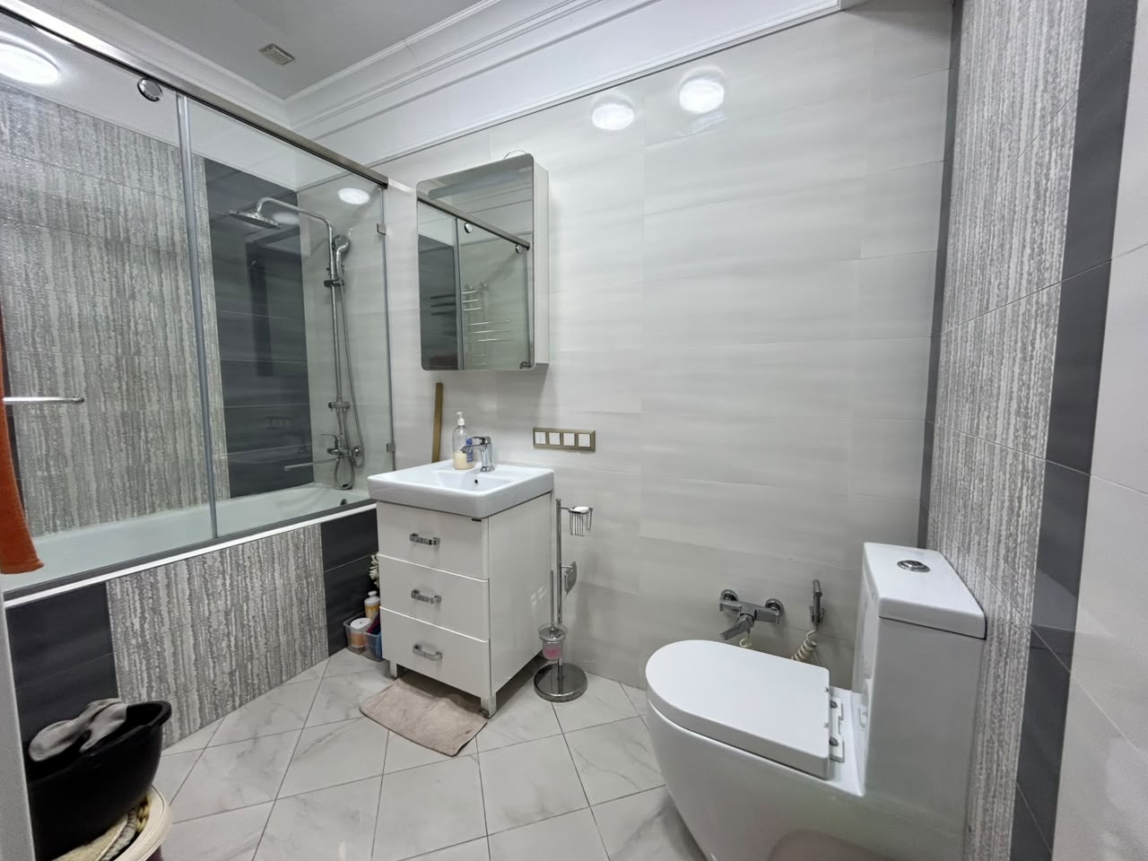 Аренда, Элитка, 2 ком, 73 м2, этаж 3/10, Сост: Евроремонт - фото 2