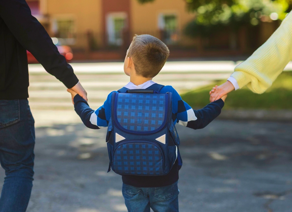 Рядом школа