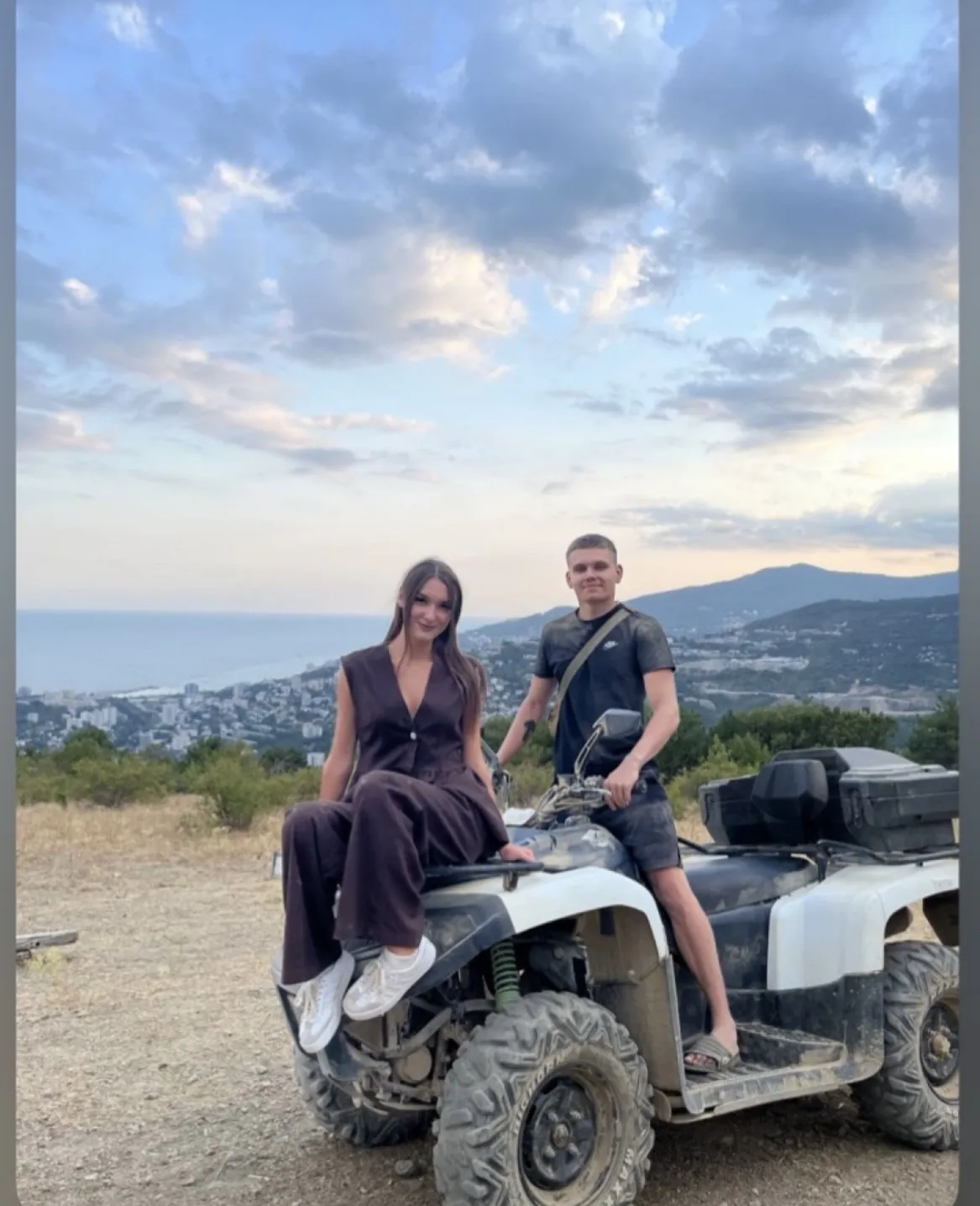 Парень с девушкой катание в Ялте
