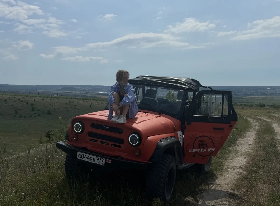 Девушка на джипе фото Ялта 