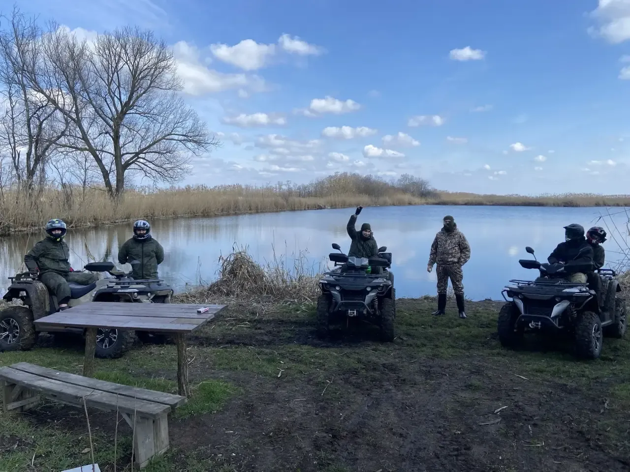 Квадроциклы на фоне озера во время квадро тура 