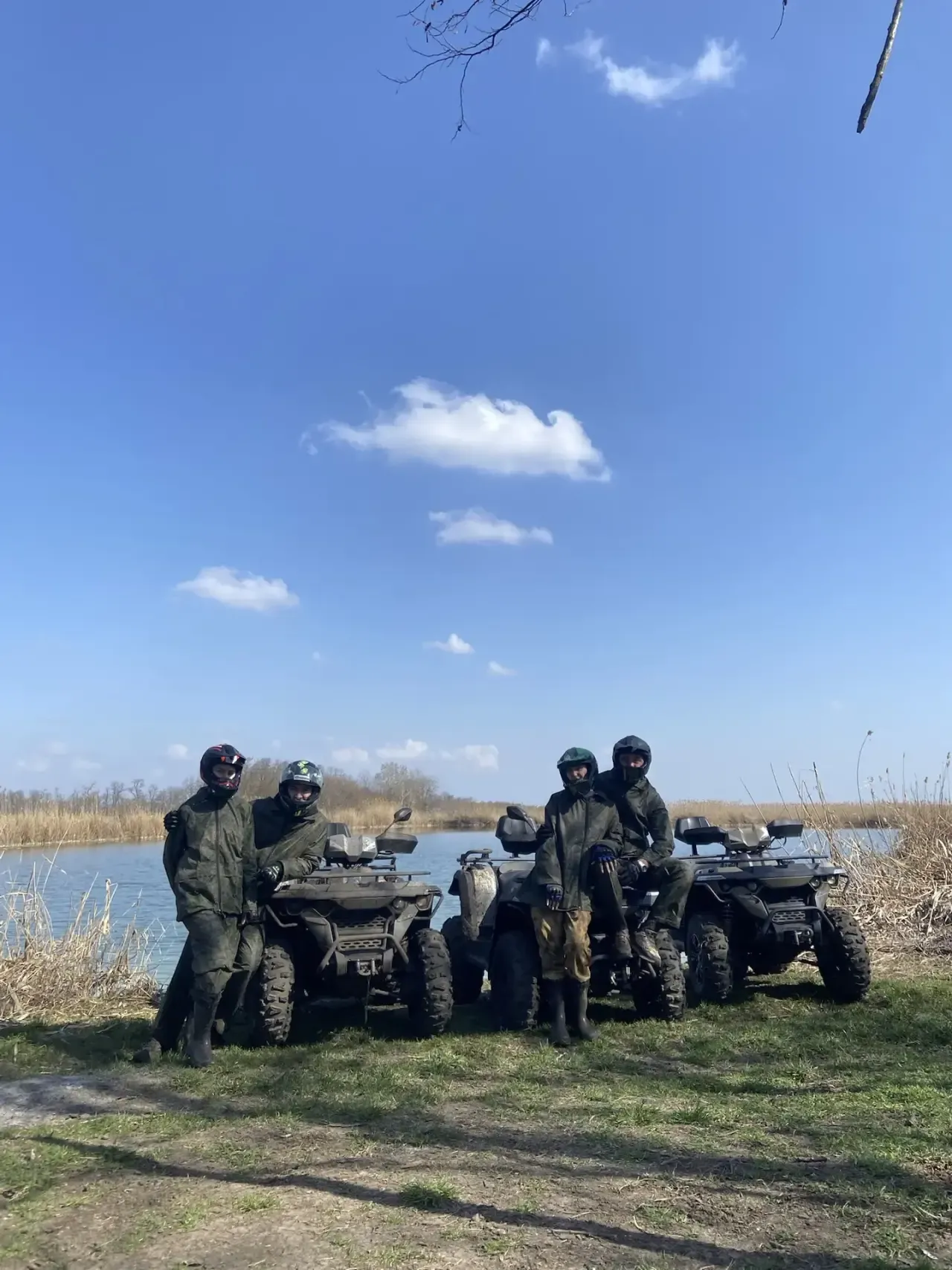 Два парня катаются на квадроциклах в лесу в Краснодаре 