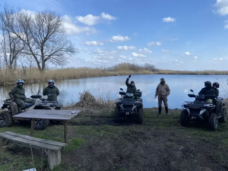 Квадроциклы на фоне озера во время квадро тура 