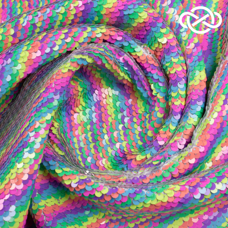 7685. Разноцветные пайетки на атласе.