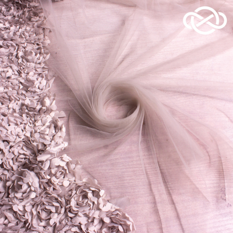 11615. Фатин с объемными 3D-аппликациями в виде цветов от Tkani.site