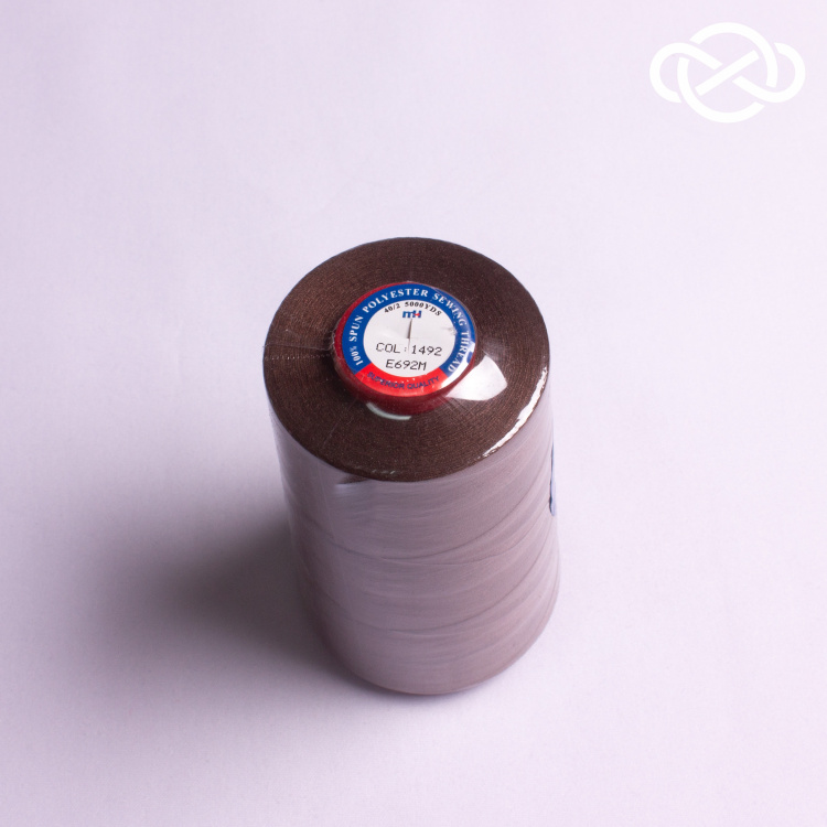13387. Нитки швейные универсальные Sewing thread.  40/2. E692M. 5000y. Color 1492. Цена за 1шт - фото 1