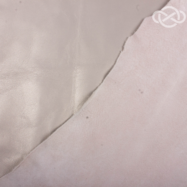 22180. Натуральная кожа. Brunello Cucinelli. Италия. Теплый серый перламутр. Размер полотноа. 102 кв дм. от Tkani.site