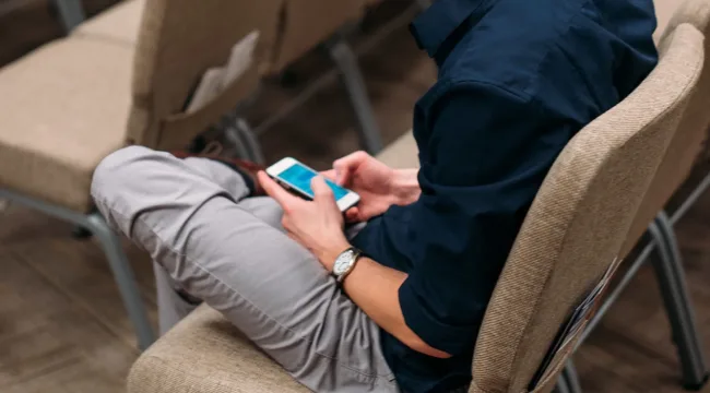 Это священное место. Пожалуйста, выключите свои телефоны.