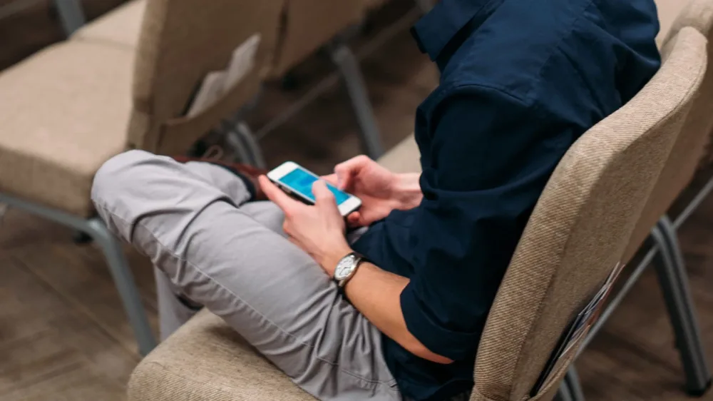 Это священное место. Пожалуйста, выключите свои телефоны.