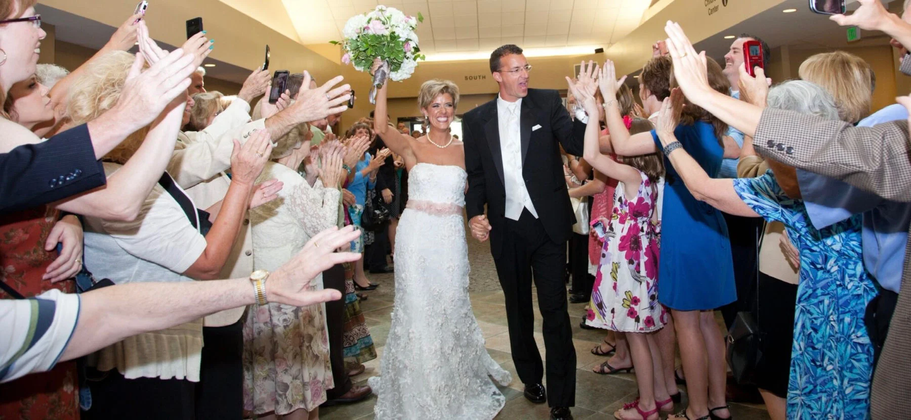 Свадьба в мегацеркви для пастора-холостяка: История любви, которая продлится вечно