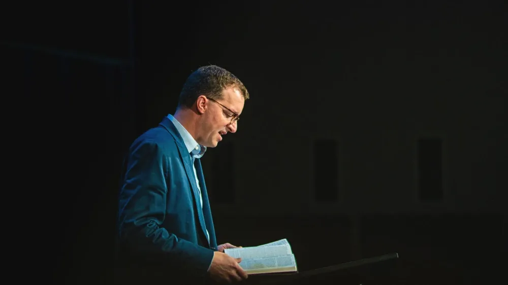 Свадьба в мегацеркви для пастора-холостяка: История любви, которая продлится вечно