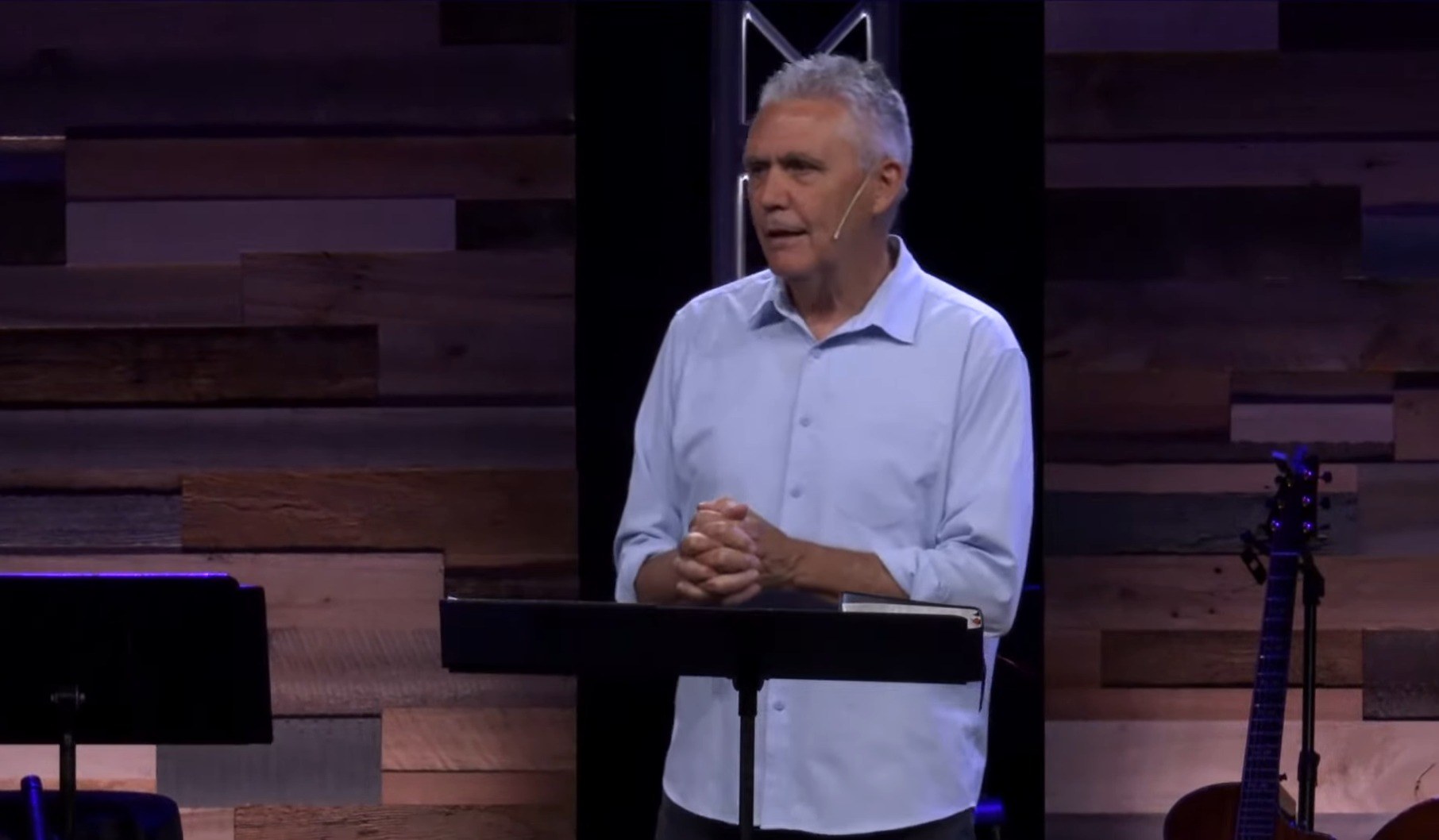 Пастор мегацеркви Брайан Коффи обвинен в халатности по делу о сексуальном насилии над несовершеннолетним