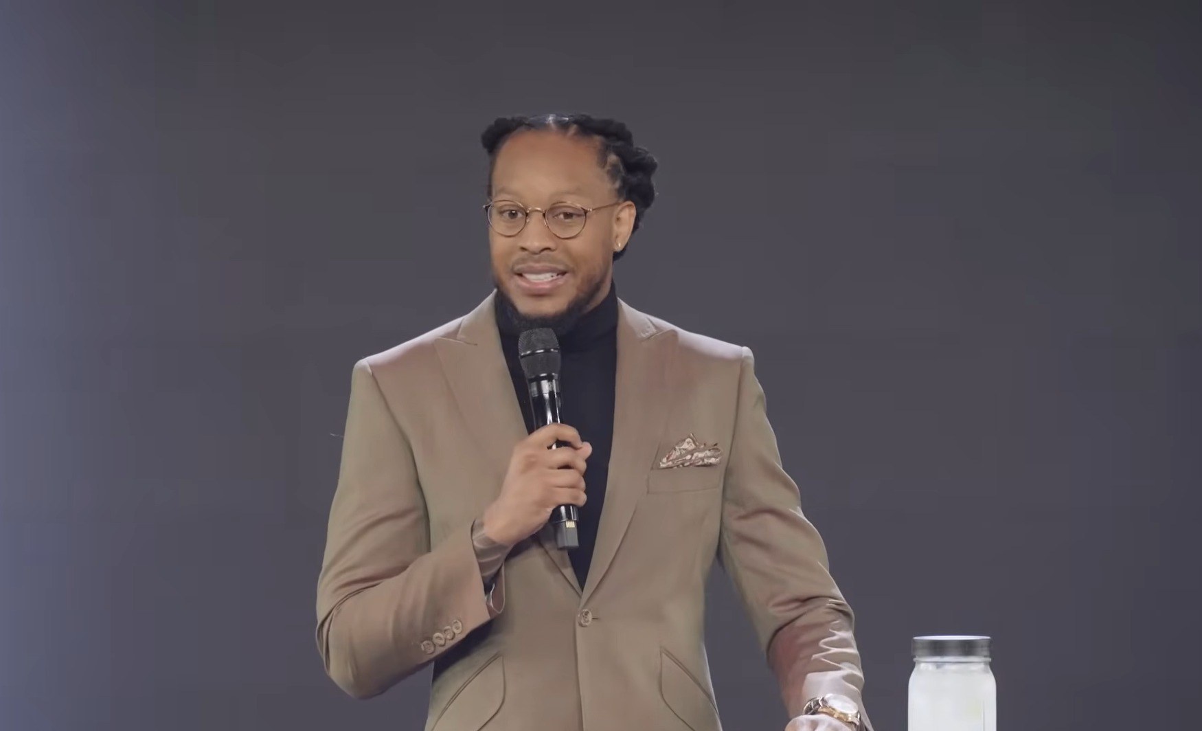 Самопровозглашённый 'пророк' Лови Элиас обвиняется в сексуальном насилии и домогательствах