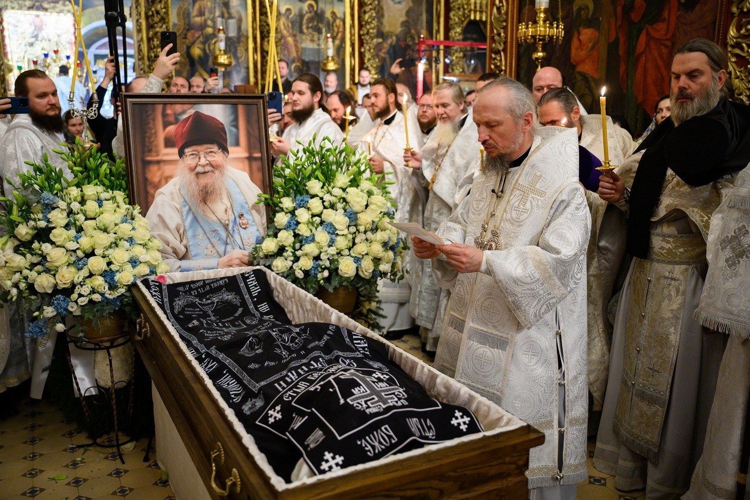 Прощание со старцем: в Пскове митрополит Вениамин возглавил отпевание 99-летнего иеросхимонаха Иоанна (Миронова)